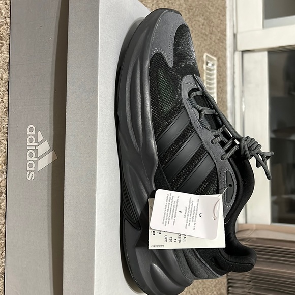 I ordered this shoes for my work place but they only need all black shoes only. - Picture 1 of 6